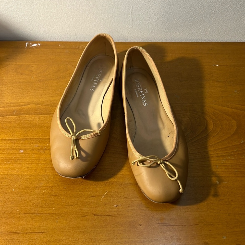 Josefinas leather tan/cream ballet flats size 35, lightly worn